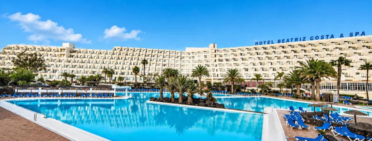Une vue d'ensemble sur la façade de l'hôtel et sa piscine 