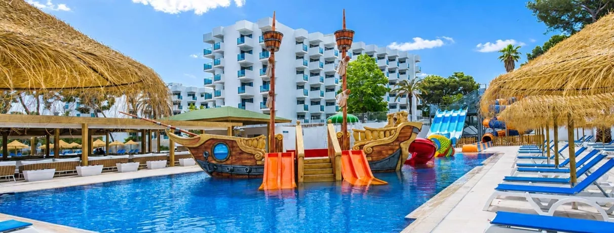 vue de la façade extérieur de l'hôtel bordé par sa piscine