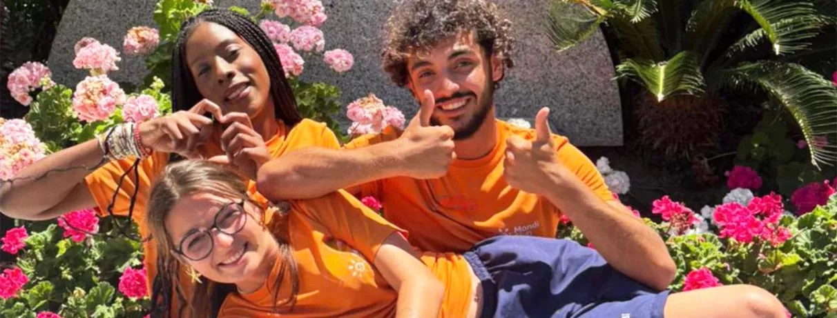 trois animateurs mondiclub sont allongées 