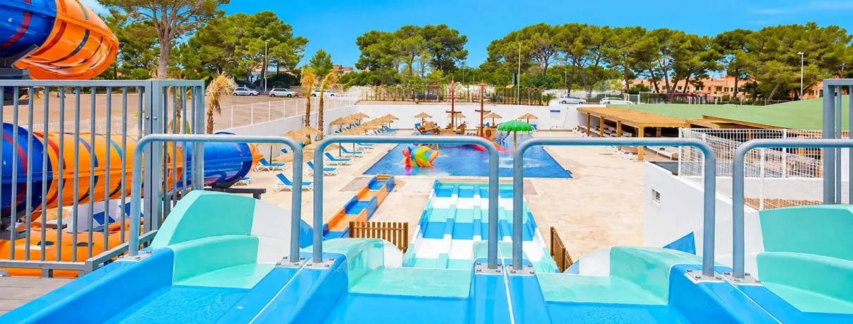 espace aquatique avec toboggans à l'extérieur