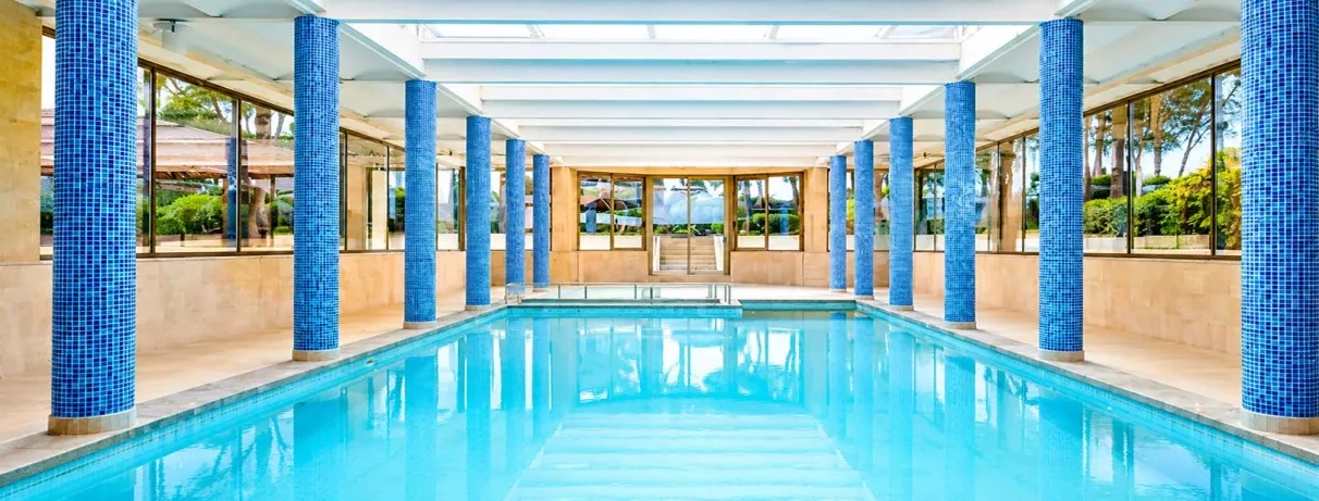grande piscine intérieur entouré de colonnes