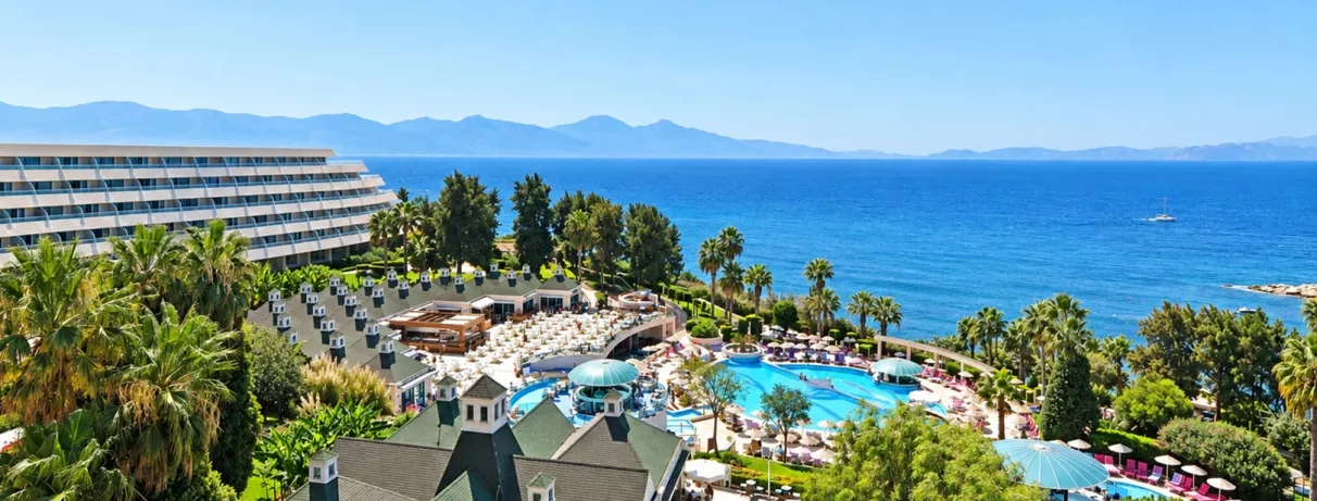 Une vue panoramique surplombant le complexe hôtelier, ses piscines et la mer.