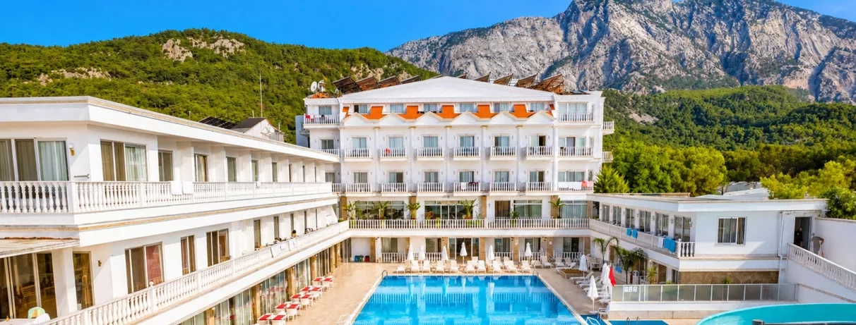 vue de la piscine et vue de l'hôtel
