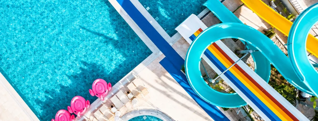 vue de la piscine extérieur avec des toboggans