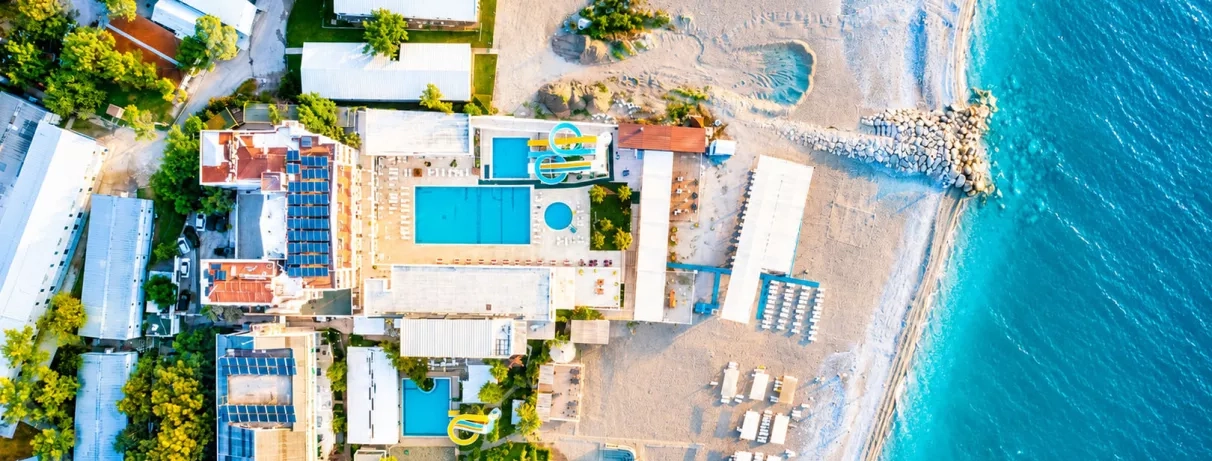 vue en hauteur de l'infrastructures de l'hôtel et de la plage