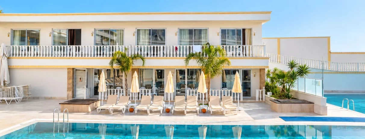 vue de la piscine et vue de l'hôtel