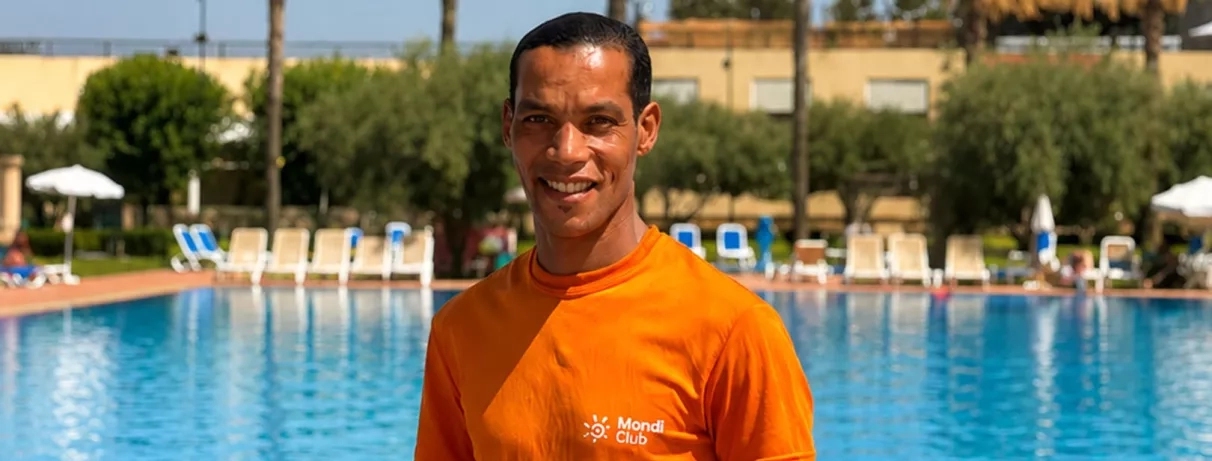 Animateur Mondi Club t shirt orange piscine bleue transate parasol
