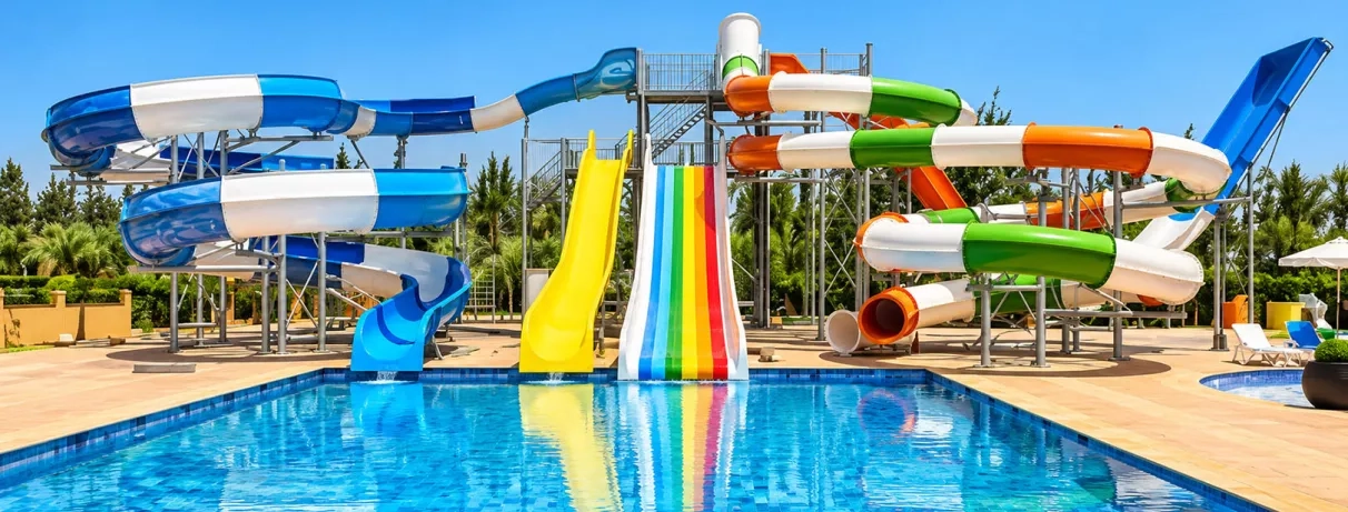 piscine avec toboggans