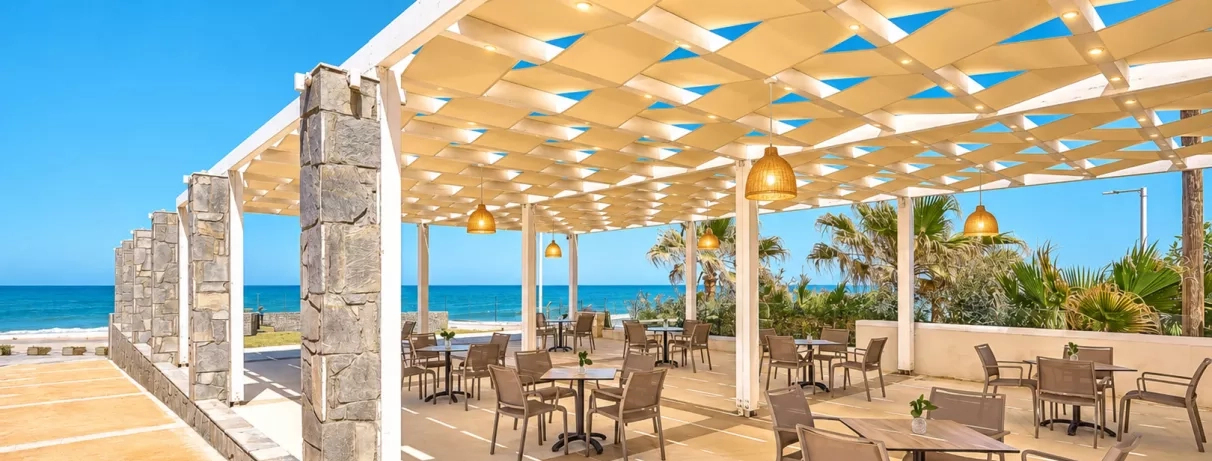 restaurant sur la plage, tables et chaises, vue sur la mer, végétation, luminaires