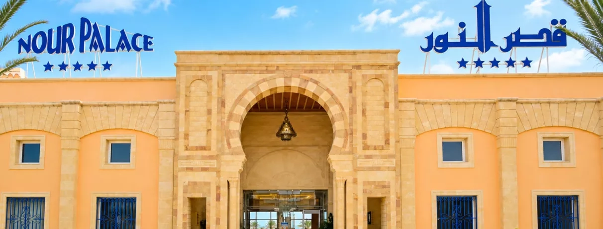 Entrée principale de l'hôtel 5 étoiles Nour Palace Resort & Thalasso à Mahdia avec architecture traditionnelle.