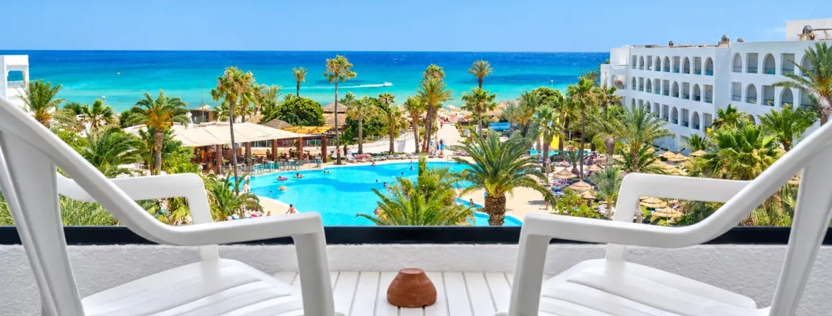 Vue sur la piscine et la mer Méditerranée depuis le balcon d'une chambre du Mondi Club Nozha Beach Hammamet.