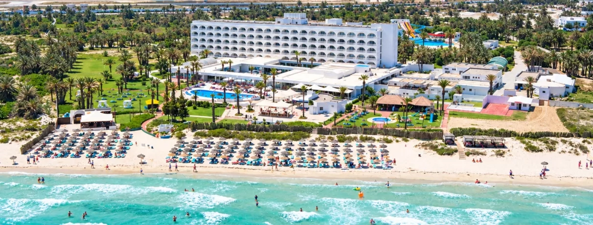Vue aérienne du Mondi Club One Resort Jockey à Monastir en Tunisie, avec plage privée, piscines et palmeraie