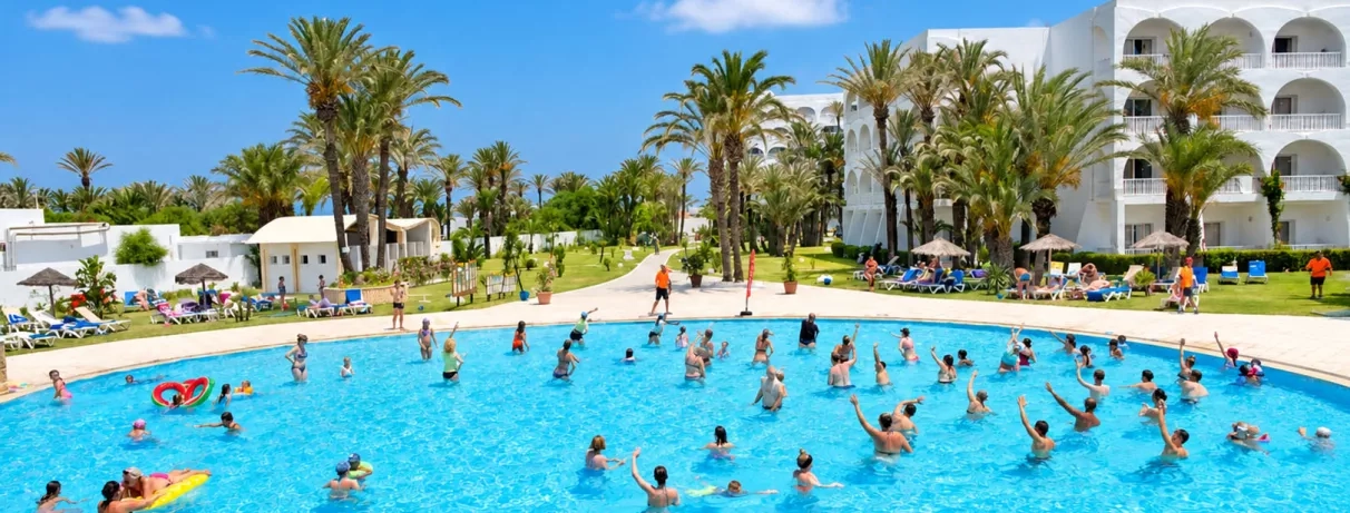 Cours d'aquagym et activités nautiques dans la piscine principale du Mondi Club One Resort Jockey Monastir