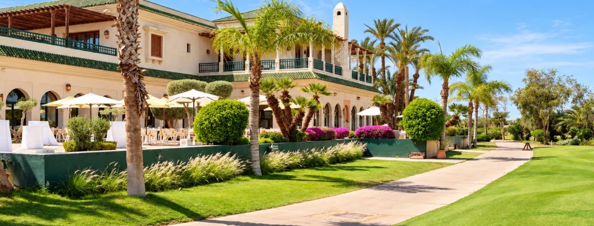 jardin de l'hôtel avec terrasse