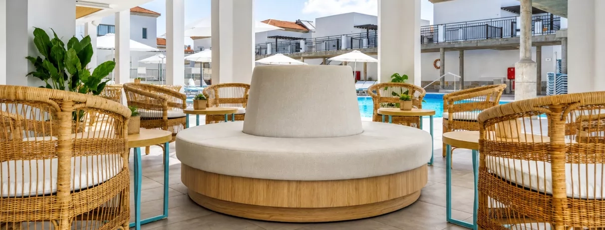 Un espace de réception lumineux et accueillant, décoré avec du mobilier en bois.