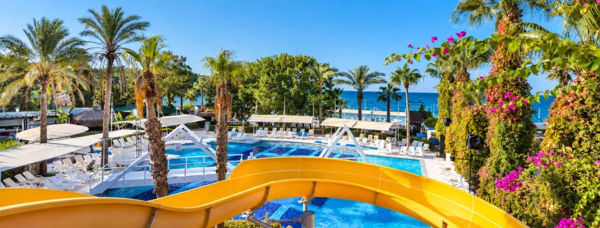 vue d'une piscine avec des toboggans 
