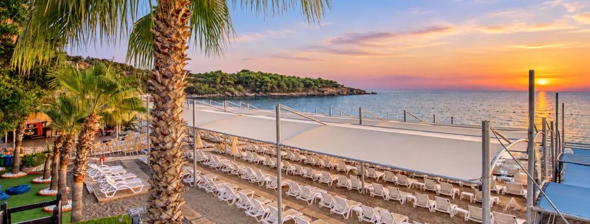 plage avec transats et parasols 