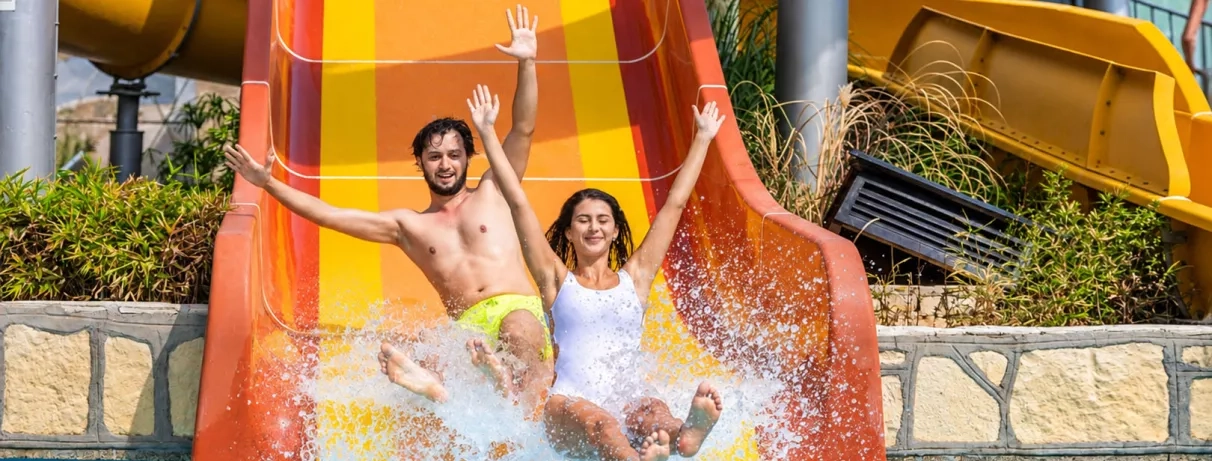 toboggans avec des personnes se jetant dans l'eau