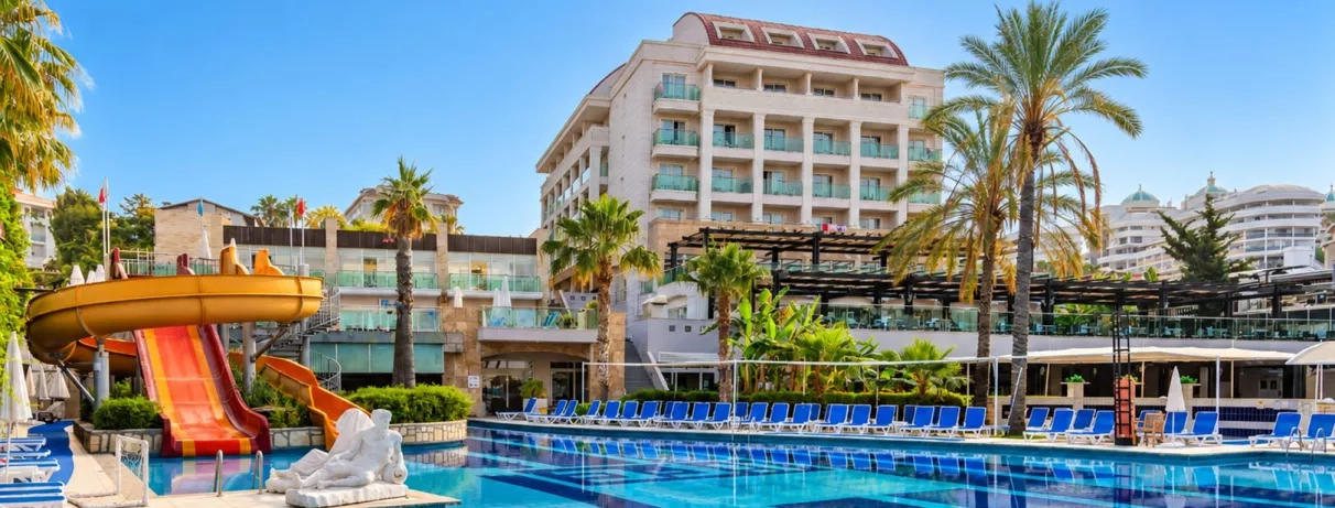 vue extérieur de l'hôtel et de la piscine
