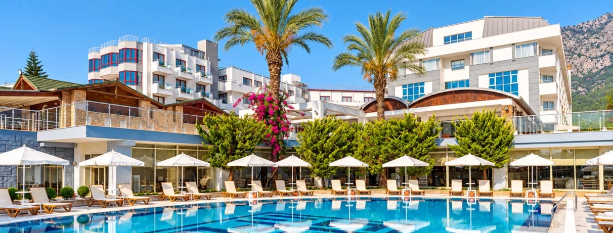 vue de la piscine extérieure et vue de l'hôtel