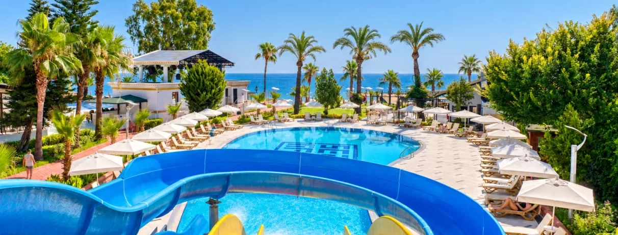 vue de la piscine extérieure avec un toboggan 