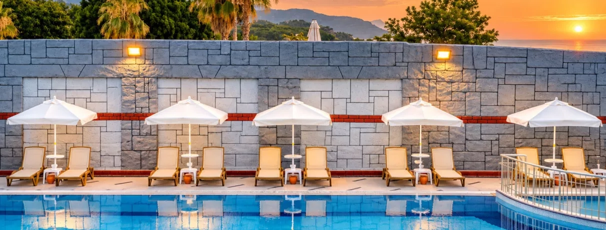 piscine extérieure avec parasols et transats