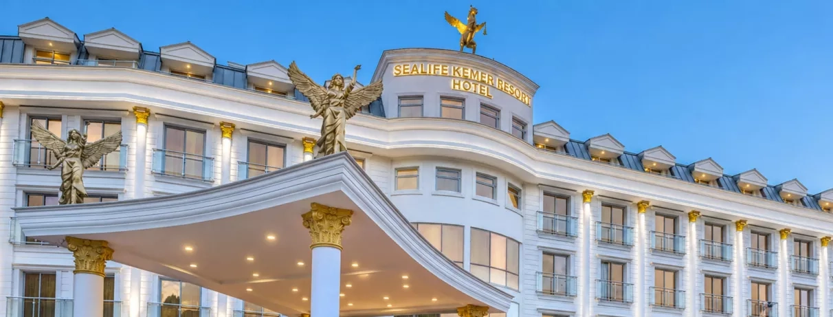 vue de la façade de l'hôtel avec sa porte d'entrée