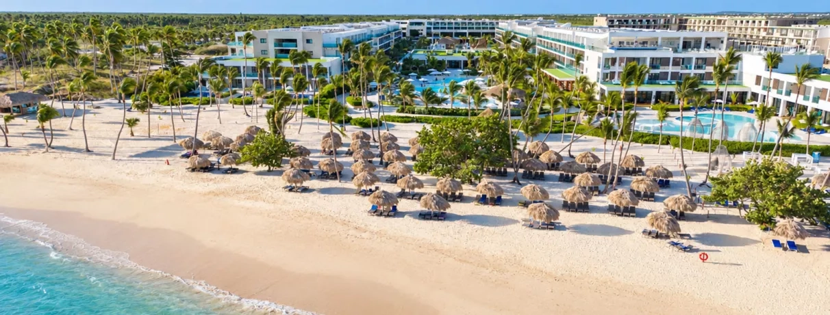 plage de l'hôtel avec transats et parasols