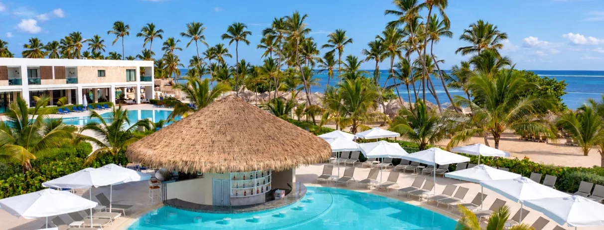 Pool bar, transats et parasols, pieds dans l'eau, palmiers