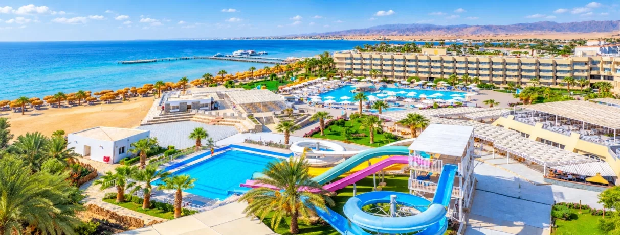 Vue aérienne du Mondi Club Seven Seas Jolie Bay à Hurghada avec parc aquatique, toboggans et mer Rouge.