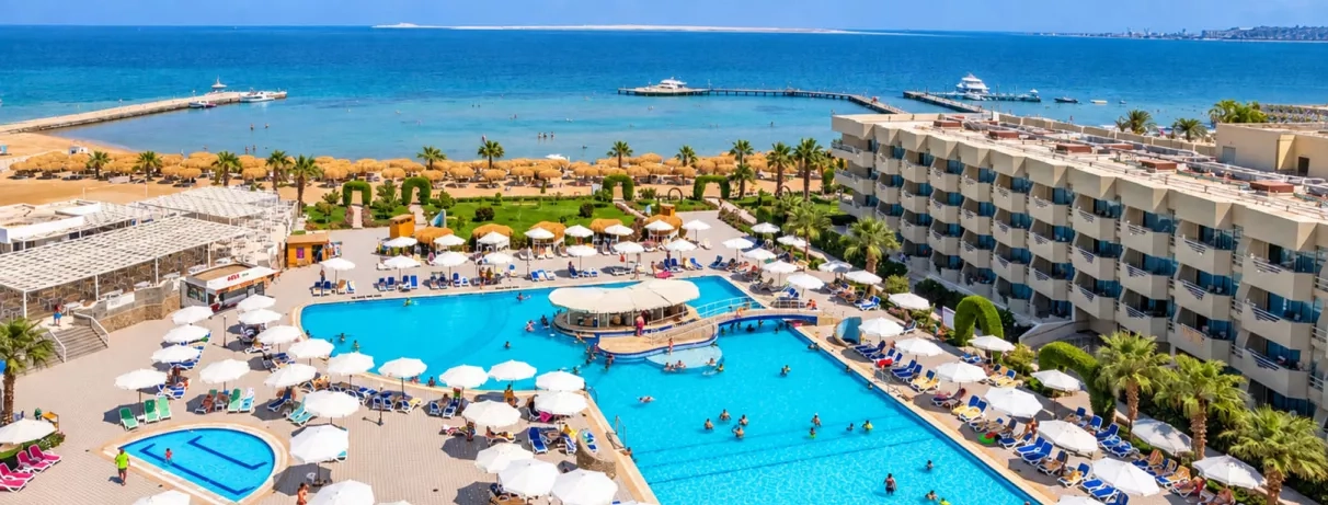 Grande piscine extérieure du complexe Mondi Club Seven Seas Jolie Bay à Hurghada au bord de la mer.