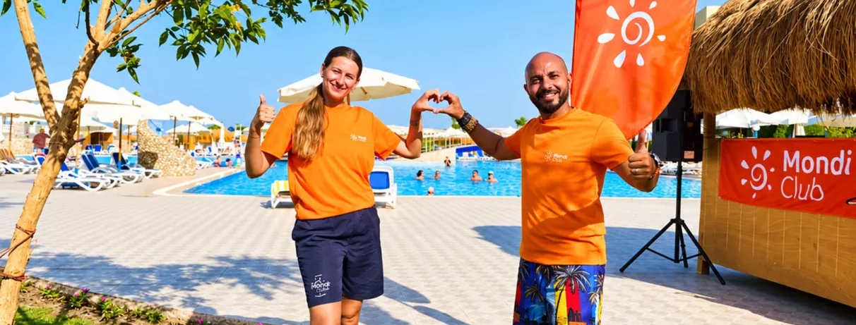 Animateurs en t-shirt orange Mondi Club devant la piscine du Mondi Club Seven Seas Jolie Bay Hurghada.