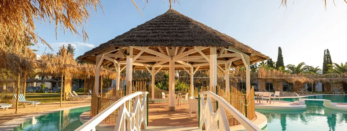 Pavillon en paille sur l'eau avec ponton d'accès au Mondi Club Shalimar Hammamet Tunisie.
