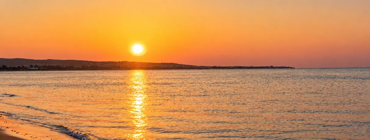Coucher de soleil doré sur la mer Méditerranée depuis la plage privée du Mondi Club Shalimar Hammamet.