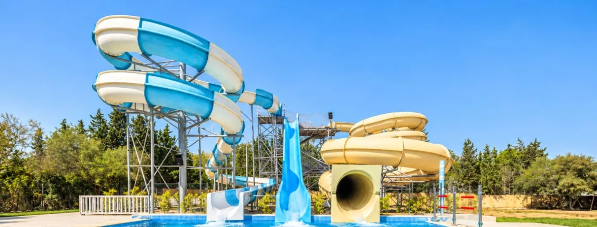 Toboggans aquatiques et espace aquapark du complexe hôtelier Mondi Club Shalimar à Hammamet.
