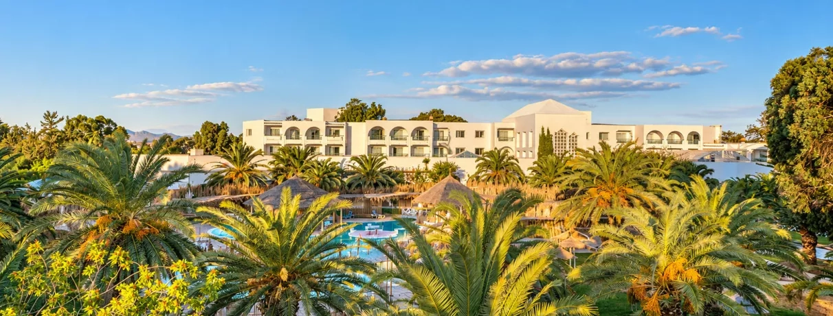 Vue panoramique sur l'architecture blanche et la palmeraie du Mondi Club Shalimar Hammamet.