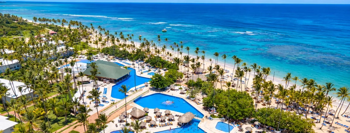 piscines, palmiers, transats, parasols, pieds dans l'eau, cocotiers, plage de sable