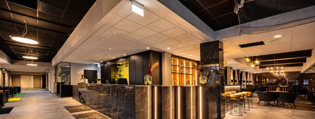 Réception et bar moderne en marbre noir du Mondi Club Sodankylä en Laponie.