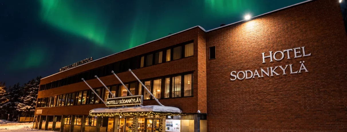 Aurores boréales vert intense au-dessus du Hotelli Sodankylä durant un séjour Mondi Club en Laponie.