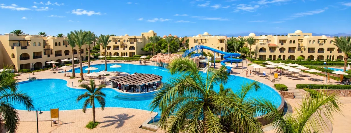 Vue panoramique du parc aquatique avec toboggan et piscines du Mondi Club Stella Gardens