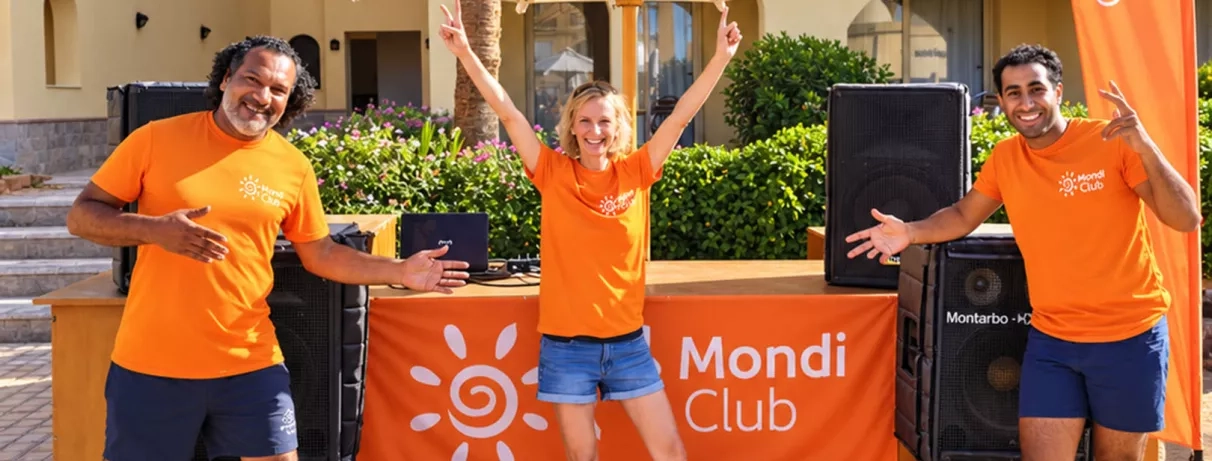 Équipe d'animation en t-shirts orange devant le stand événementiel Mondi Club à Hurghada