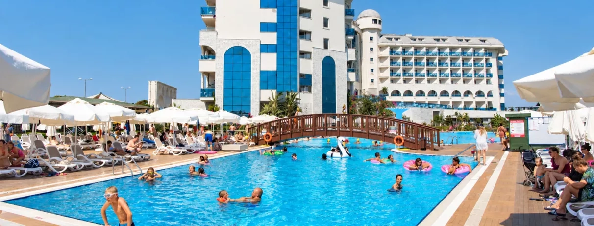 vue de la piscine et de l'infrastructure de l'hôtel