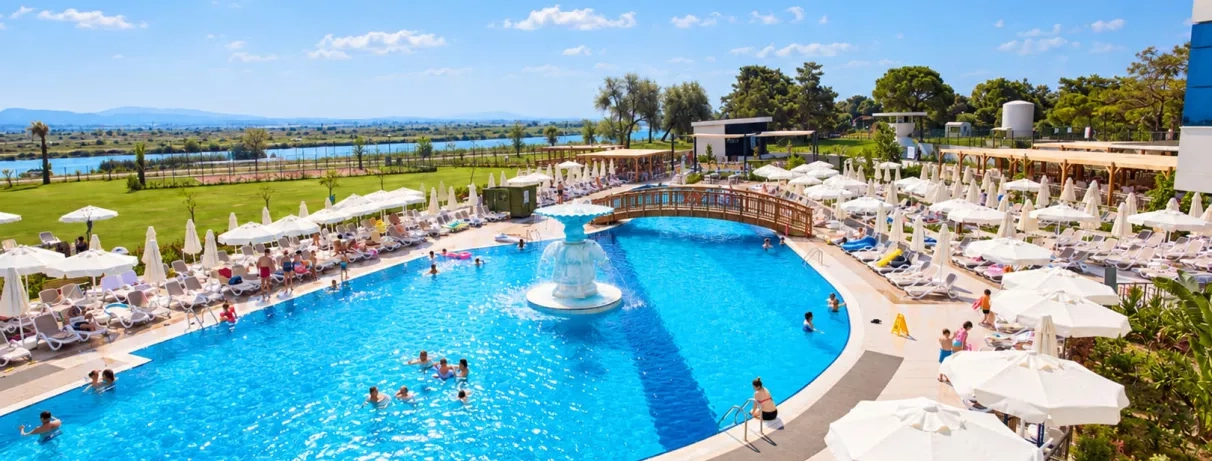 vue de la piscine extérieure de l'hôtel