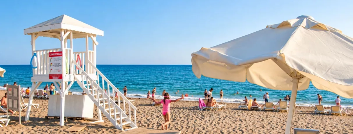 plage avec transats et parasols vue sur la mer