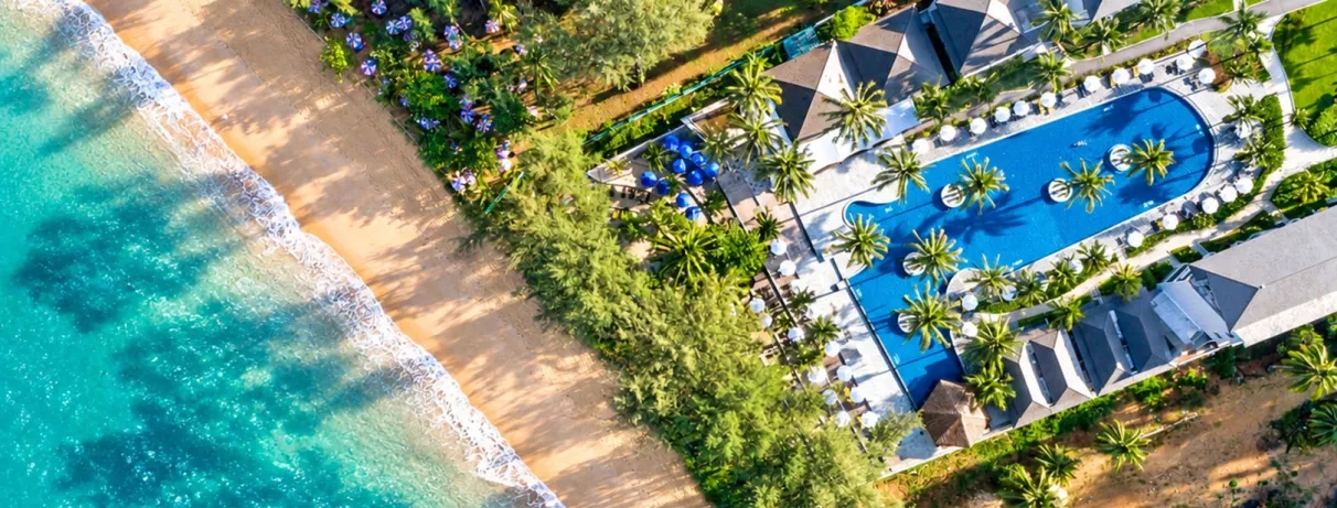 Une vue aérienne montrant l'hôtel et la plage
