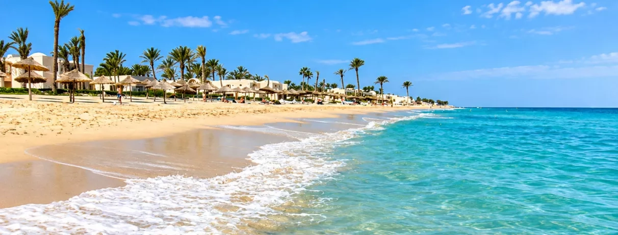 Plage de sable fin et eaux turquoises du Mondi Club Zita Beach Resort à Zarzis Djerba.