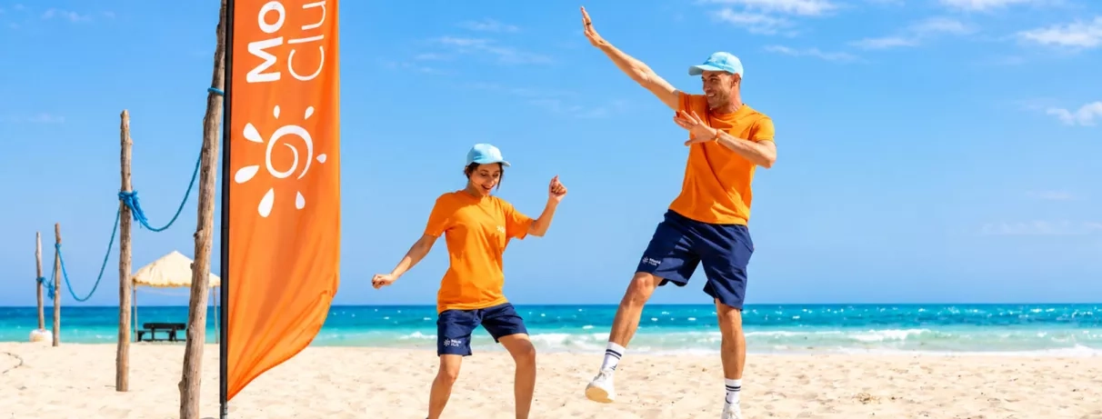 Animateurs du Mondi Club Zita Beach en activité sur la plage.