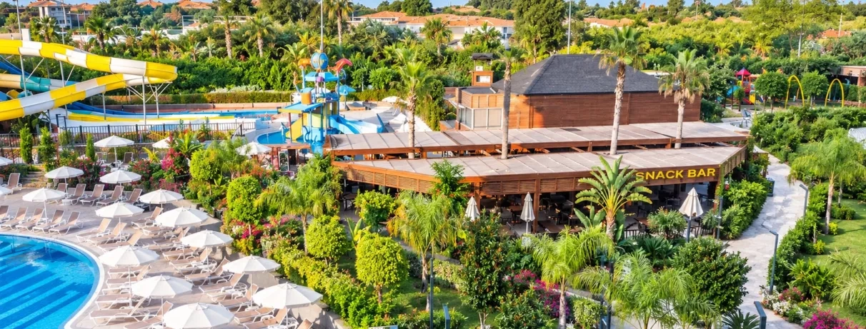vue de l'hôtel et de la piscine extérieur