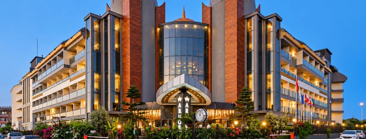 vue de la façade extérieur de l'hôtel avec sa porte d'entrée