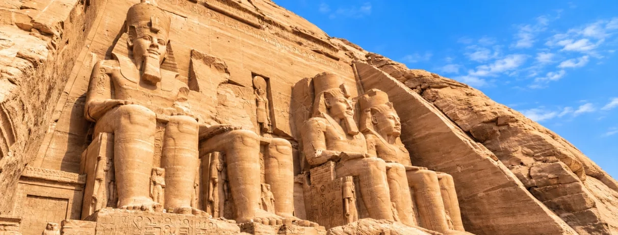 Statues colossales de Ramsès II au temple d'Abou Simbel étape croisière Nil Égypte